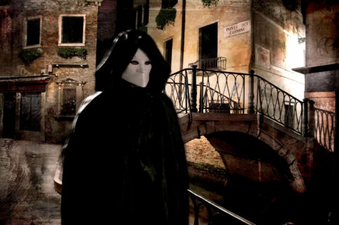 Máscara caminando venecia